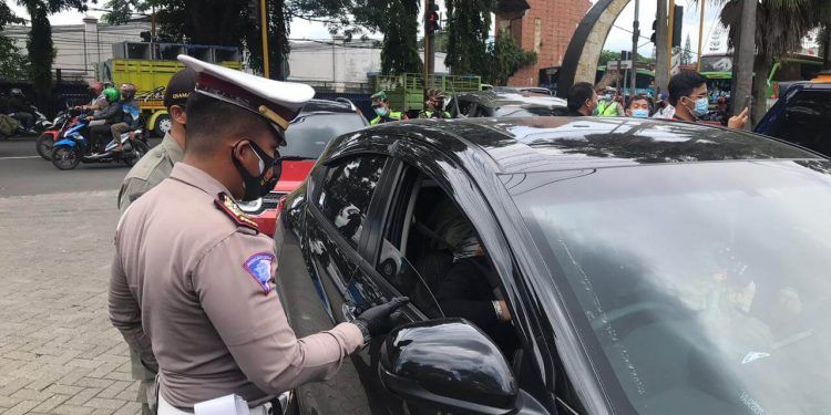 Sejumlah kendaraan plat nomor luar kota saat razia rapid test sebelum memasuki kawasan Kota Malang, pada Kamis (24/12/2020). Foto: Ulul Azmy
