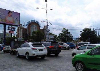 Suasana arus lalu lintas di perempatan Avia, Jalan Basuki Rahmat, Kayutangan, Kota Malang, saat Libur Nataru terpantau agak padat lancar, Jumat (25/12/2020) Foto: Ulul Azmy