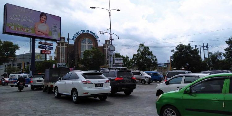 Suasana arus lalu lintas di perempatan Avia, Jalan Basuki Rahmat, Kayutangan, Kota Malang, saat Libur Nataru terpantau agak padat lancar, Jumat (25/12/2020) Foto: Ulul Azmy