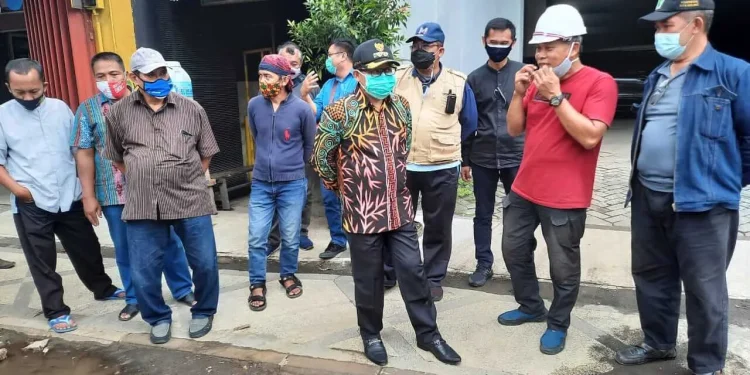 Wali Kota Malang Sutiaji saat berdialog dengan Konsultan Manajemen Konstruksi, PT Widya Satria, Alif Riwidya, pasca proyek Kayutangan Heritage terjadi genangan, pada Sabtu (26/12/2020). Foto: Ulul Azmy