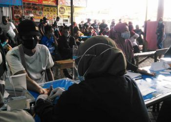 Sejumlah pedagang kaki lima di Alun-Alun Kota Batu saat menjalani rapid test, Sabtu (27/12/2020). Foto: Istimewa