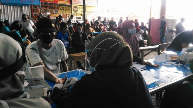 Sejumlah pedagang kaki lima di Alun-Alun Kota Batu saat menjalani rapid test, Sabtu (27/12/2020). Foto: Istimewa
