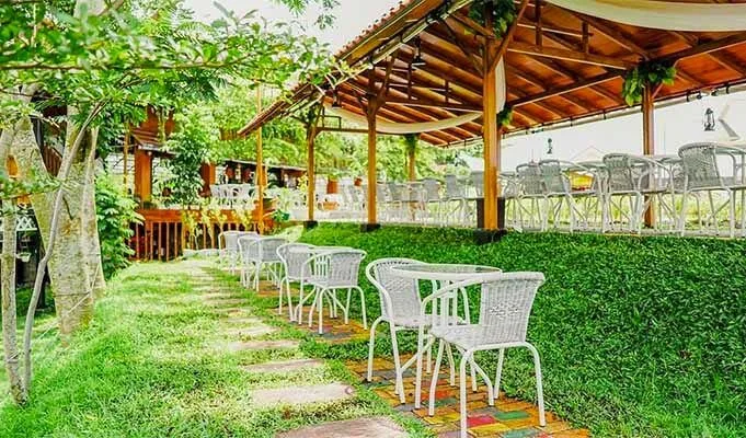 tempat duduk cafe NK di area jongging track Ampeldento