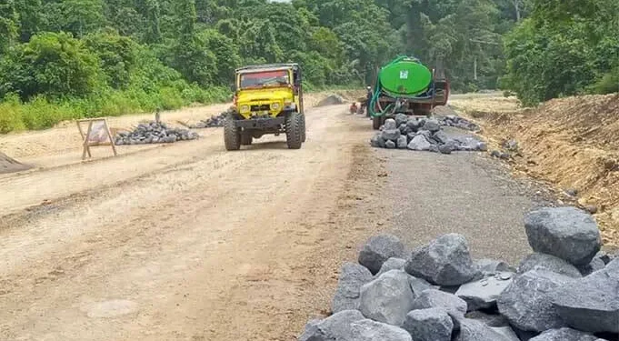 Jalur Lintas Selatan (JLS) yang menghubungkan Sendang Biru - Modangan, bakal rampung akhir tahun 2021.(foto: Rizal A.P.)