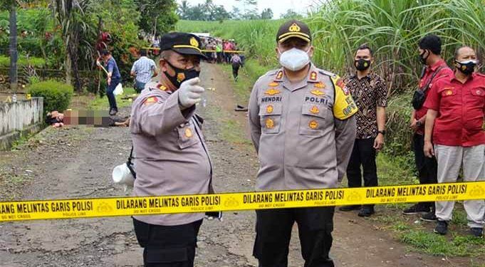 Kapolres Malang, AKBP Hendri Umar saat melihat langsung olah TKP tim rek ident Polres Malang.