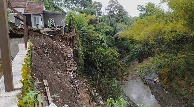Lokasi tanah plengsengan yang longsor di bibir sungai Bango setinggi 15 meter. Foto : Azmy