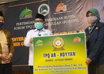 Ketua III, Yayasan Masjid Sabilillah, Prof Mas'd Said Phd, menyerahkan plakat secaa simbolis kepada kepala sekola TPQ.(foto: Istimewa)
