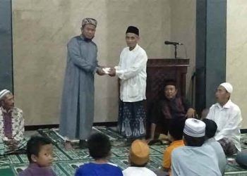 Sekretaris Komisi D DPRD Kota Malang, H Rokhmad menyerahkan bantuanMasjid Nur Mujahidin Kelurahan Bakalan Krajan, Sukun, Kota Malang. (foto:dok/istimewa).