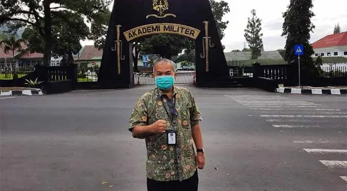 Pakar Komunikasi dan Motivator, Dr Aqua Dwipayana, di depan Akademi Militer, Magelang.