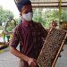 Salah seorang staf Agro Tawon Wisata Petik Madu, menunjukkan lebah madu dan sarangnya.(foto: Rizal Adhi Pratama).
