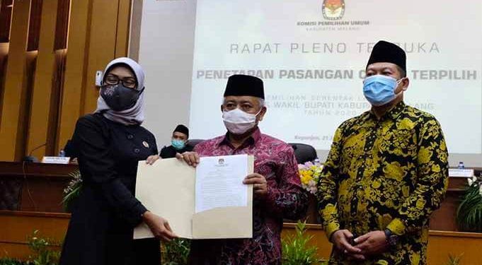 Ketua KPUD Kabupaten Malang, Anis Suhartini, menyerahkan surat penetapan calon bupati/wakil bupati terpilih pada pasangan Sanusi dan Didik.(foto : Rizal Adhi Pratama)