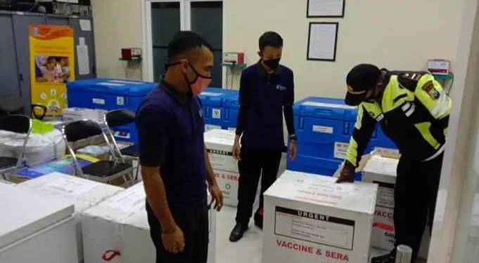 Vaksin Sinovac Akhirnya Sampai di Kabupaten Malang, Tenaga kesehatan Kabupaten Malang terima vaksin sinovac - Vaksin Sinovac Akhirnya Sampai di Kabupaten Malang
