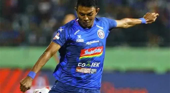 Bomber Arema FC, Dedik Setiawan, terpilih sebagai penerima Vaksin dari Pemkab Malang, mewakili olahragawan Kabupaten Malang.(foto: istimewa)