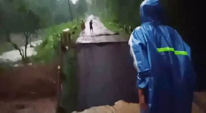 Jembatan di Kasembon Ambrol Warga Satu Dusun Terisolir - Jembatan di Kasembon Ambrol, Warga Satu Dusun Terisolir