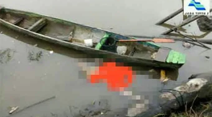 Jenasah mengapung di bendungan Sengguruh, diduga korban plengsengan ambrol di perumahan Bunulrejo. (foto: BPBD Kota Malang).