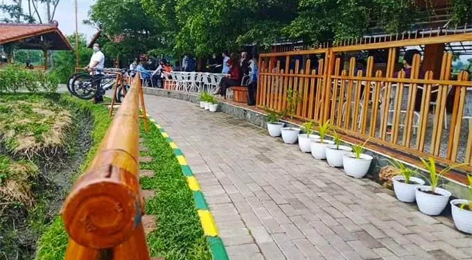 Salah satu jalur jogging track, antara sawah, kebun, dan cafe.(foto: Rizal Adi Pratama).