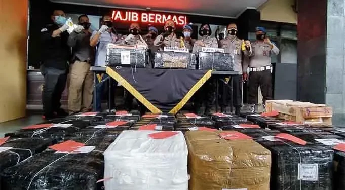 Kapolresta Malang Kombes Pol Leonardus Simarmata menunjukkan barang bukti pil jenis dobel L sebanyak 2,5 juta butir, Selasa (12/1/2021). (Foto : Azmy)