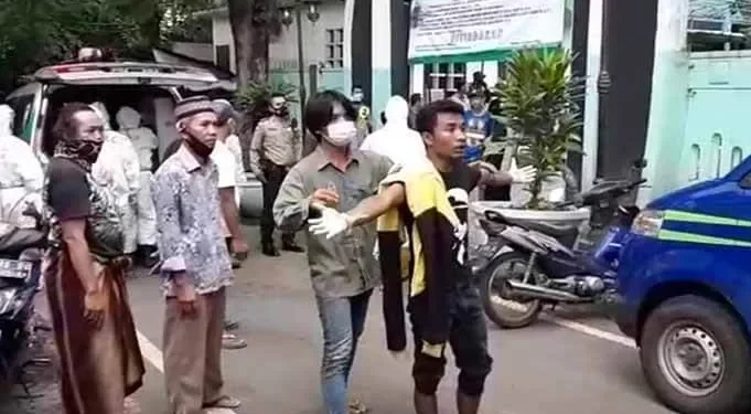 Salah seorang keluarga korban yang jenazahnya tertukar, memprotes petugas.(foto:istimewa).