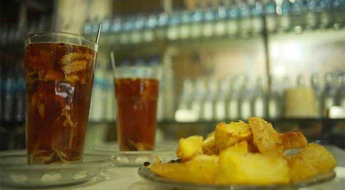 Ketela goreng dan minuman sehat khas Toko Riang Kafe.(foto: Bayu Eka Novanta).