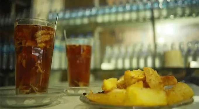 Ketela goreng dan minuman sehat khas Toko Riang Kafe.(foto: Bayu Eka Novanta).