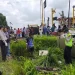Petugas polisi saat mengamankan are kecelakaan KA dan mobil KIA.