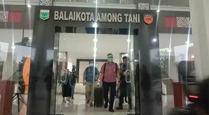 KPK Bawa 5 Koper Usai Obok-obok Balai Among Tani - KPK Bawa 5 Koper Usai Obok-obok Balai Among Tani