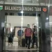 KPK Bawa 5 Koper Usai Obok-obok Balai Among Tani - KPK Bawa 5 Koper Usai Obok-obok Balai Among Tani