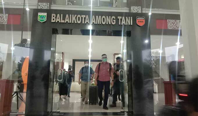 Petugas KPK membawa lima buah koper ke luar dari Balai Among Tani.