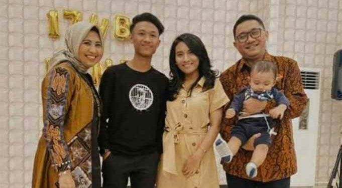 Mendiang pasutri Bambang Novianto dan Anna Rokhmatus Sa'diah, bersama anak dan cucu.