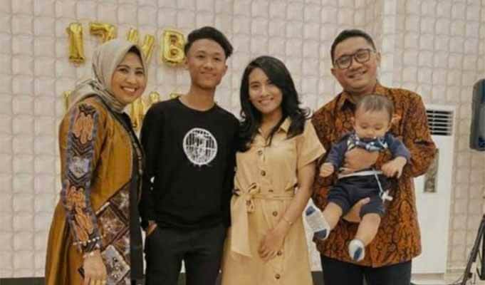 Mendiang pasutri Bambang Novianto dan Anna Rokhmatus Sa'diah, bersama anak dan cucu.