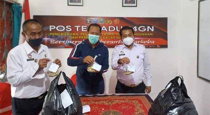 Kepala Keamanan Lapas Lowokwaru Malang, Wayan Nurasta Wibawa saat menunjukkan barang bukti poket narkoba yang sebelumnya diselimuti tempe mendol. (Foto : Humas Lapas Lowokwaru Malang).
