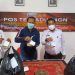 Kepala Keamanan Lapas Lowokwaru Malang, Wayan Nurasta Wibawa saat menunjukkan barang bukti poket narkoba yang sebelumnya diselimuti tempe mendol. (Foto : Humas Lapas Lowokwaru Malang).