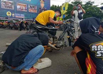 Pemilik motor yang memodifikasi harus mengembalikan ke motor model standar.(foto: Rizal Adi Pratama)