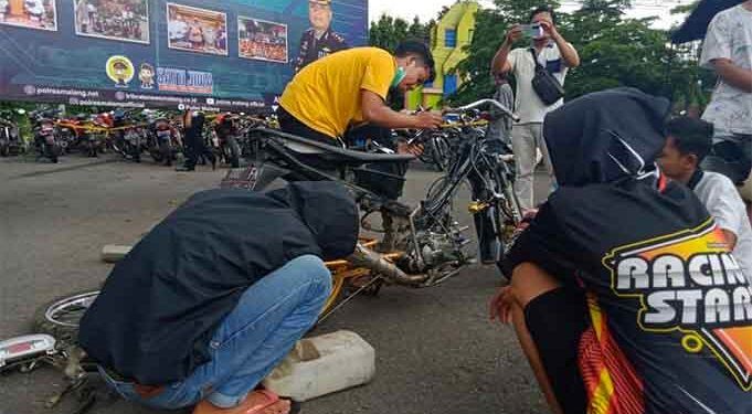 Pemilik motor yang memodifikasi harus mengembalikan ke motor model standar.(foto: Rizal Adi Pratama)