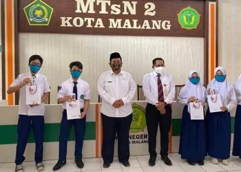 OJK Malang Salurkan Bantuan Smartphone untuk Siswa Tiga SMP