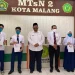 OJK Malang Salurkan Bantuan Smartphone untuk Siswa Tiga SMP