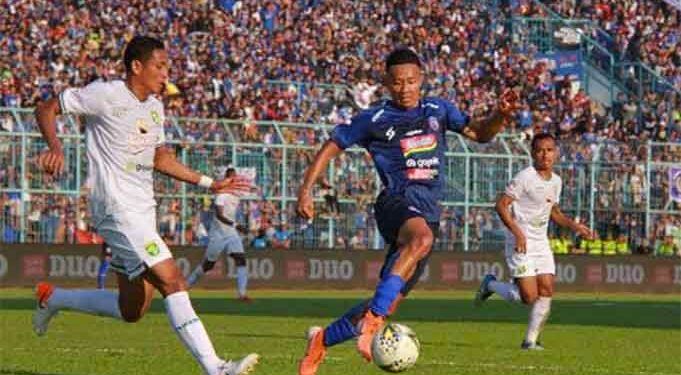 Gelandang andalan Arema FC, Dendi Santoso saat berusaha melewati hadangan pemain lawan. (Foto : Bayu Novanta)