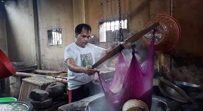 Seorang pekerja Pujianto, sedang melakukan proses pembuatan tahu.(Foto: Rizal A.P)