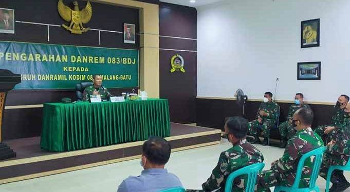 Danrem 083/Baladhika Jaya Kolonel Infanteri Irwan Subekti, saat memberikan pengarahan pada anggota Kodim 0818 Kabupaten Malang-Batu.(foto: Dok)