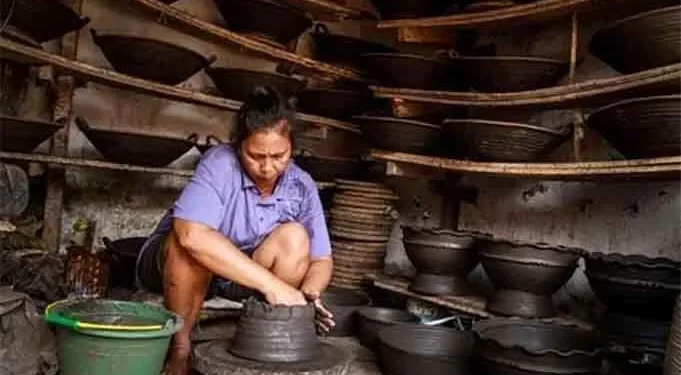 Seorang perajin sedang melakukan pembuatan gerabah. (foto: Bayu Eka Novanta).