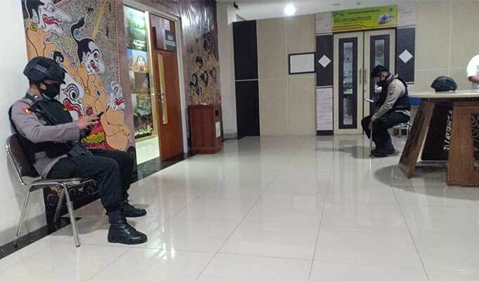 Dua petugas tampak terus berjaga di salah satu OPD di Balai Among Tani. (Foto: Bayu Novianta).