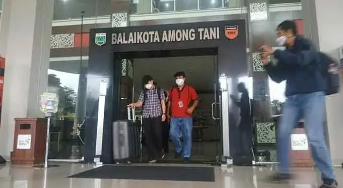 Petugas KPK membawa membawa tas berisi berkas dari Graha Among Tani, pekan lalu. (foto:Azm)