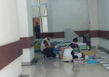 Petugas KPK melakukan pemeriksaan berkas di kantor DPMPTSPTK.(Foto:AZM)