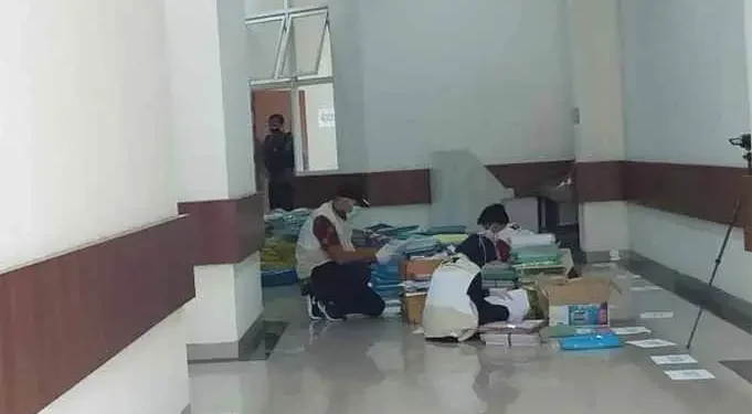 Petugas KPK melakukan pemeriksaan berkas di kantor DPMPTSPTK.(Foto:AZM)