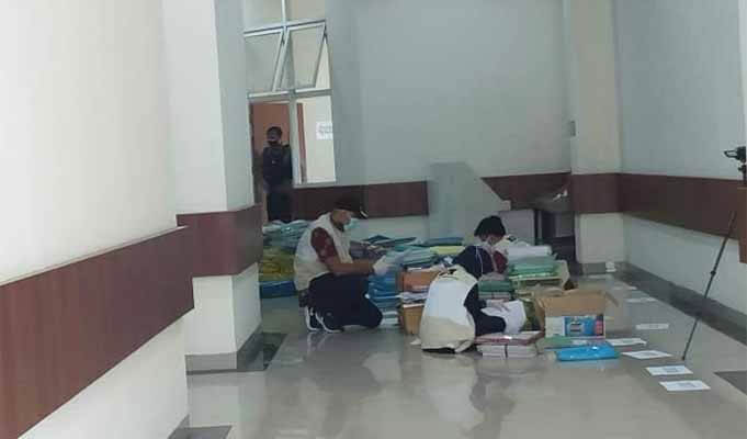Petugas KPK melakukan pemeriksaan berkas di kantor DPMPTSPTK.(Foto:AZM)