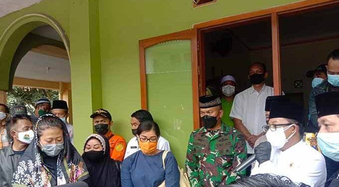 Wali Kota Malang saat menghadiri pengantaran jenazah Roland Sumarna (kanan baju putih) bersama istri alm. Roland Sumarna (kiri- krudung biru).(foto: Feni Yusnia).