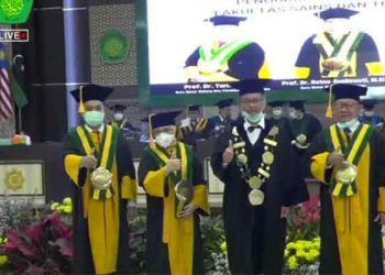 Rektor UIN Malang, Prof Abdul Harris, bersama tiga guru besar baru.(foto: istimewa)