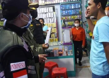 Petugas satpol PP Kabupaten Malang saat melakukan operasi jam malam