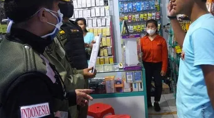 Petugas satpol PP Kabupaten Malang saat melakukan operasi jam malam