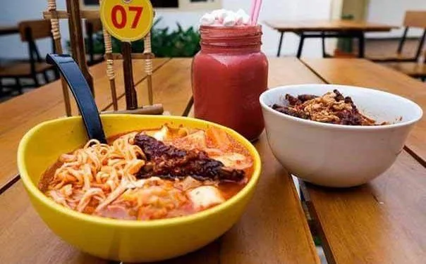 Seblak, kudapan khas Bandung.